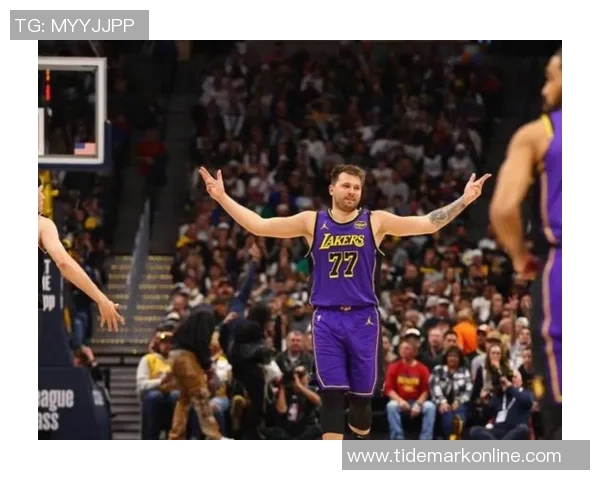 NBA又现争球事情：湖人众即将球被裁判夺走 字母介入把球给东契奇